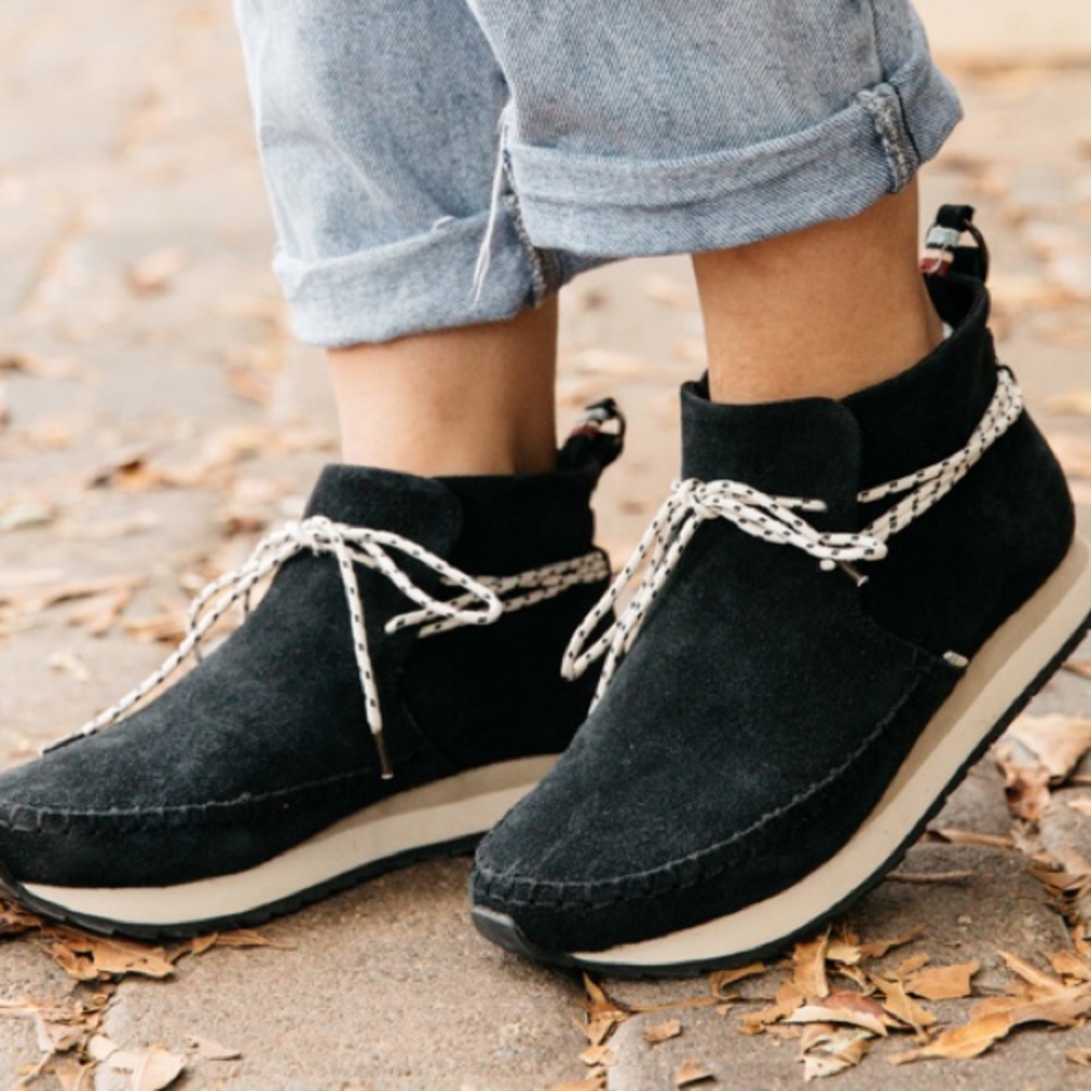 Dark amber suede rio sneak TOMS